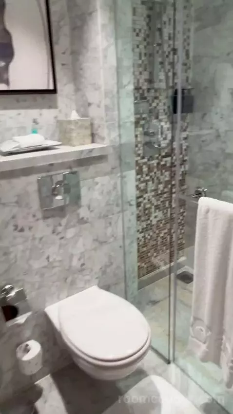 Newly Renovated - Sea Front One Bedroom Suite with Balcony and Lounge Access (#1701) bathroom picture #2