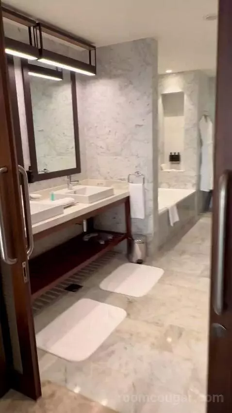 Newly Renovated - Sea Front One Bedroom Suite with Balcony and Lounge Access (#1701) bathroom picture #3