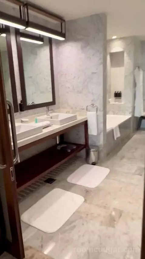 Newly Renovated - Sea Front One Bedroom Suite with Balcony and Lounge Access (#1701) bathroom picture #4