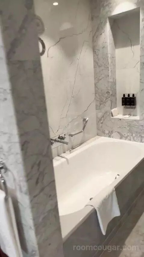 Newly Renovated - Sea Front One Bedroom Suite with Balcony and Lounge Access (#1701) bathroom picture #7
