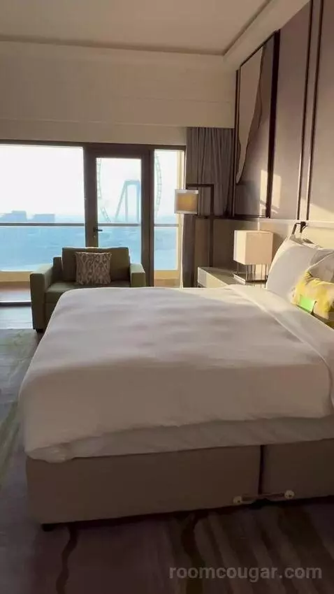 Newly Renovated - Sea Front One Bedroom Suite with Balcony and Lounge Access (#1701) bed picture #10