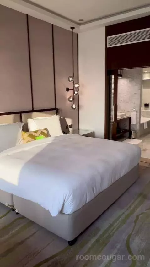 Newly Renovated - Sea Front One Bedroom Suite with Balcony and Lounge Access (#1701) bed picture #5
