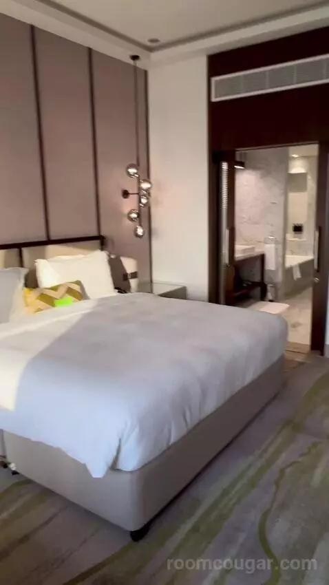 Newly Renovated - Sea Front One Bedroom Suite with Balcony and Lounge Access (#1701) bed picture #6