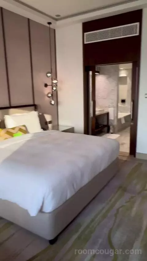 Newly Renovated - Sea Front One Bedroom Suite with Balcony and Lounge Access (#1701) bed picture #7