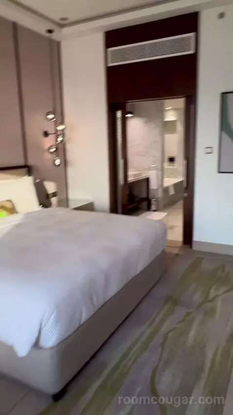 Newly Renovated - Sea Front One Bedroom Suite with Balcony and Lounge Access (#1701) bed picture #8