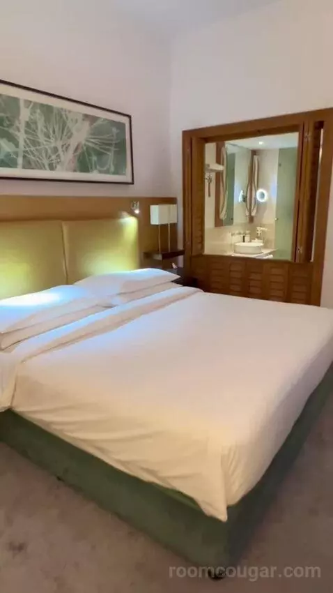Executive King with Balcony, Lounge Access, Breakfast, Refreshments & Evening Drinks and Canapés (#1402) bed picture #9
