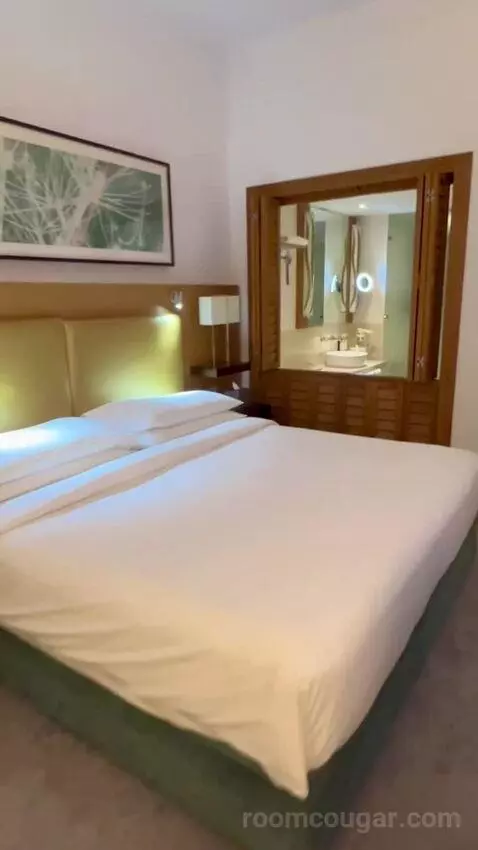 Executive King with Balcony, Lounge Access, Breakfast, Refreshments & Evening Drinks and Canapés (#1402) bed picture #10