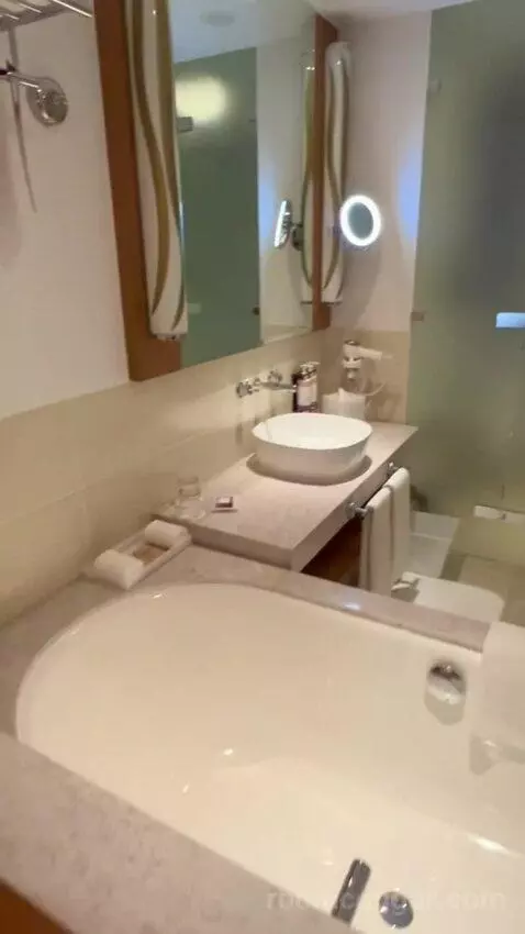 Executive King with Balcony, Lounge Access, Breakfast, Refreshments & Evening Drinks and Canapés (#1402) bathroom picture #1