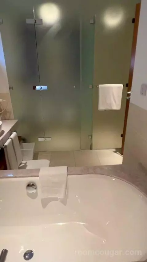 Executive King with Balcony, Lounge Access, Breakfast, Refreshments & Evening Drinks and Canapés (#1402) bathroom picture #8