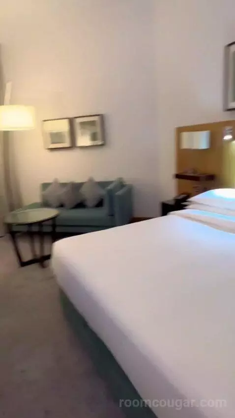Executive King with Balcony, Lounge Access, Breakfast, Refreshments & Evening Drinks and Canapés (#1402) bed picture #11