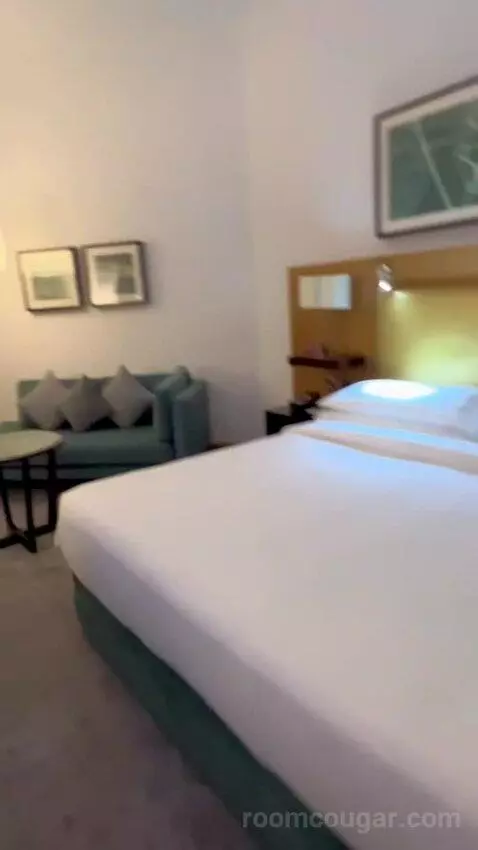 Executive King with Balcony, Lounge Access, Breakfast, Refreshments & Evening Drinks and Canapés (#1402) bed picture #12