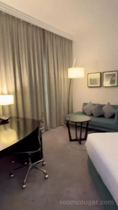 Executive King with Balcony, Lounge Access, Breakfast, Refreshments & Evening Drinks and Canapés (#1402) bed picture #1