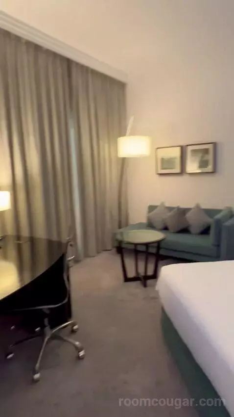 Executive King with Balcony, Lounge Access, Breakfast, Refreshments & Evening Drinks and Canapés (#1402) bed picture #2