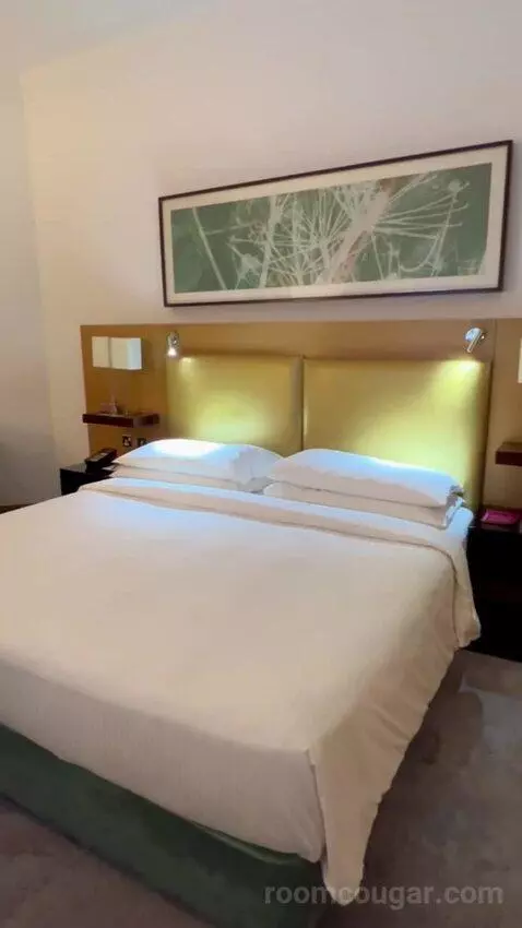 Executive King with Balcony, Lounge Access, Breakfast, Refreshments & Evening Drinks and Canapés (#1402) bed picture #5