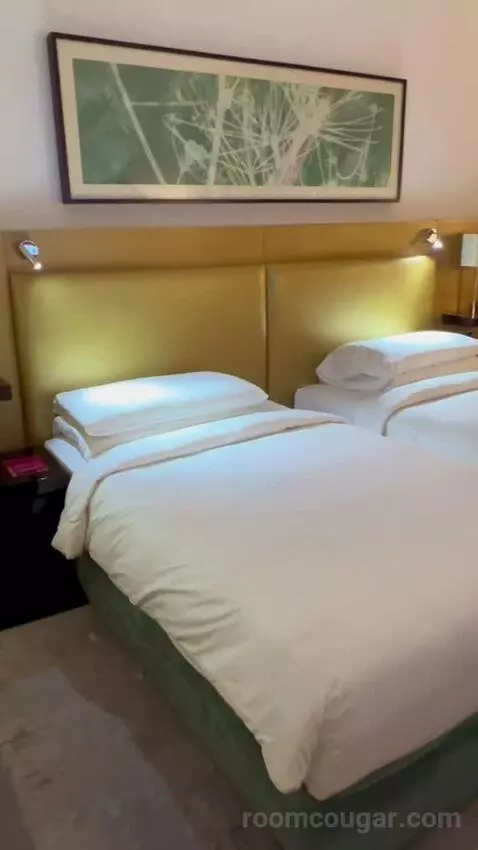 Superior Twin with Balcony (#1305) bed picture #5