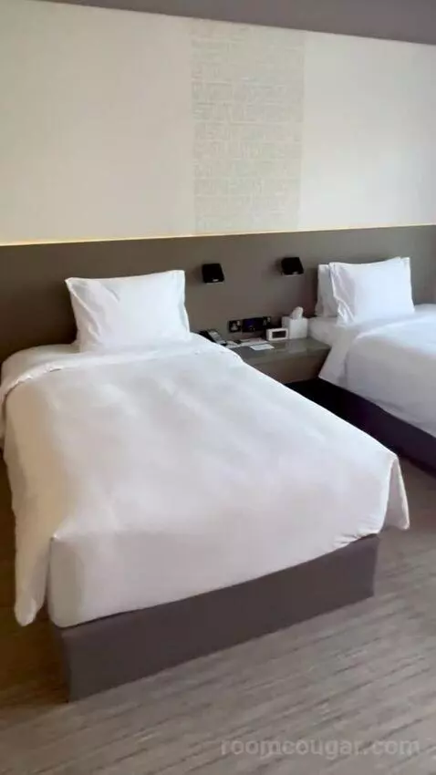 Premium Twin Room with Balcony (#402) bed picture #3