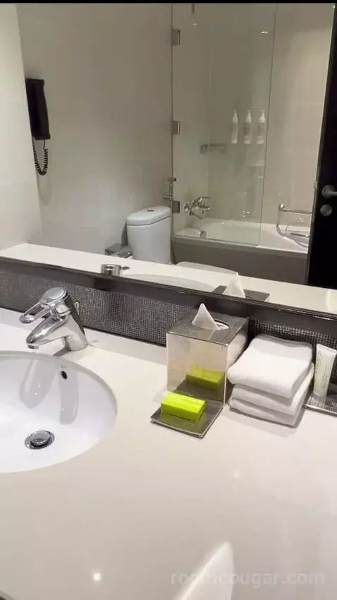 Club Sea View with Balcony, 1 King & 1 Single, Breakfast, Happy Hour, Afternoon Tea (#704) bathroom picture #5