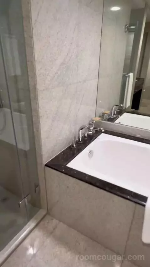 Deluxe Twin Room with Burj Khalifa View bathroom picture #4
