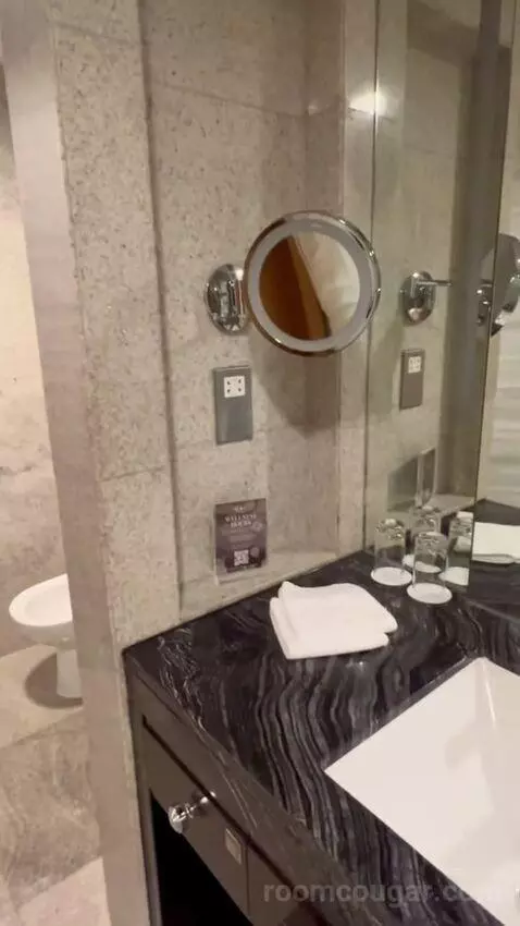 Deluxe Twin Room with Burj Khalifa View bathroom picture #9