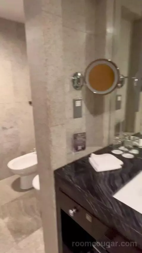 Deluxe Twin Room with Burj Khalifa View bathroom picture #11