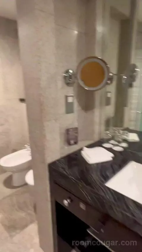 Deluxe Twin Room with Burj Khalifa View bathroom picture #12