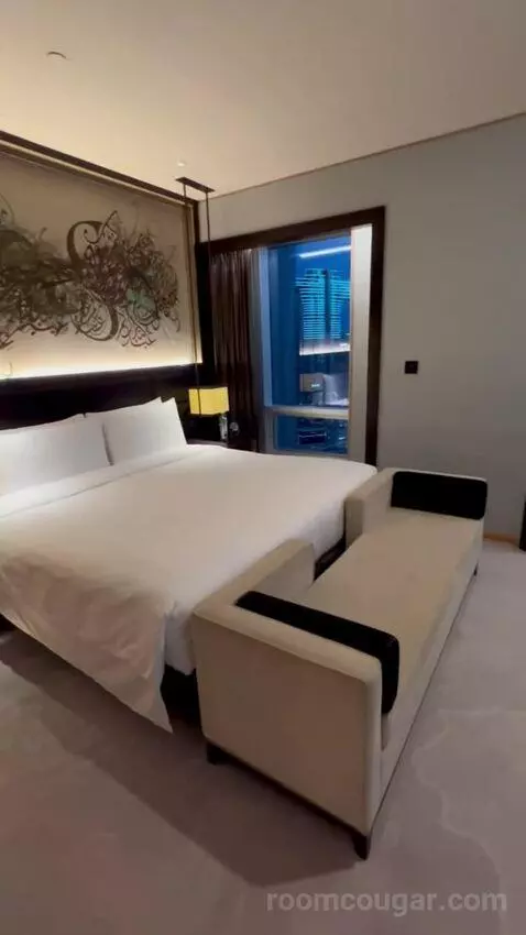 One-Bedroom Club Suite - Lounge Access Including Afternoon Tea, All Day Soft Beverages, Evening Sundowners & Canapes bed picture #5