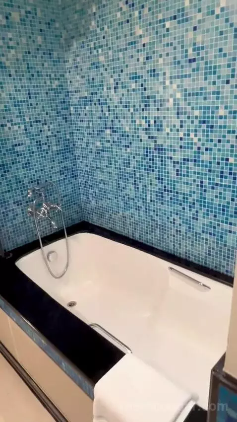 Tower Oceanfront Room with Balcony bathroom picture #1