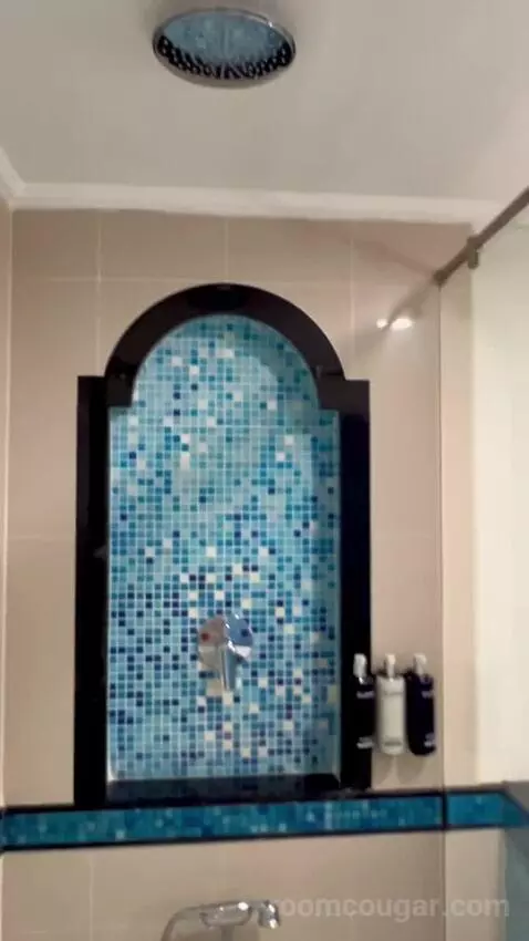 Tower Oceanfront Room with Balcony bathroom picture #10