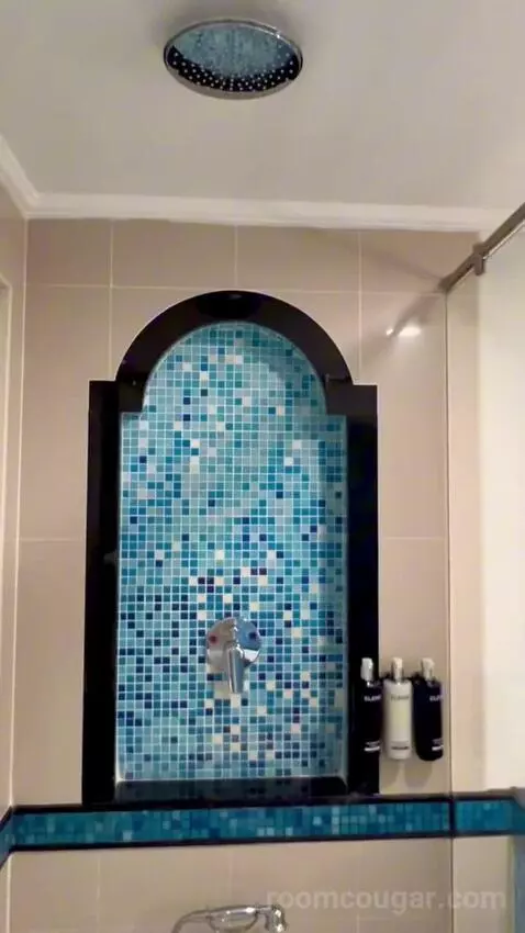 Tower Oceanfront Room with Balcony bathroom picture #11