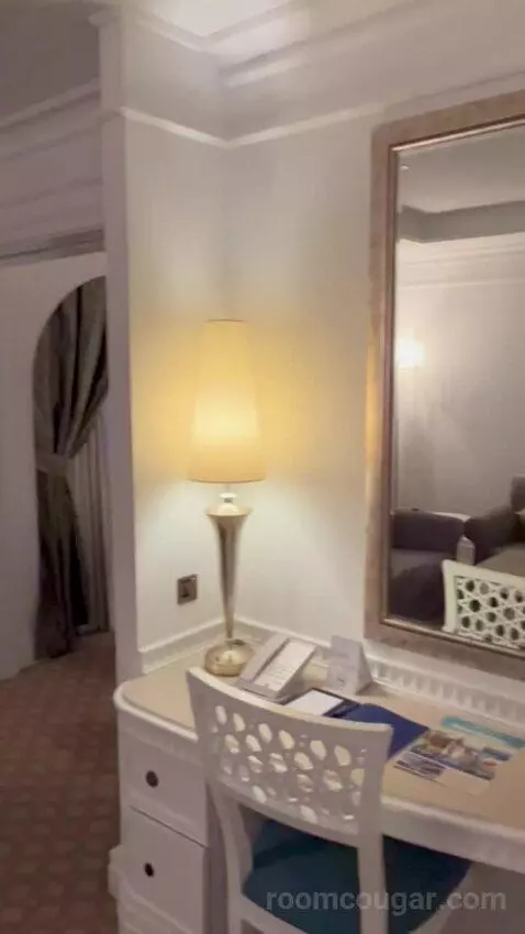 Club Suite with Partial Sea View with Complimentary Access To Executive Lounge Access, Afternoon Tea, Happy Hour and Two Bronze  bed picture #1