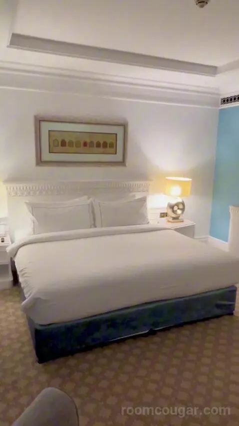 Club Suite with Partial Sea View with Complimentary Access To Executive Lounge Access, Afternoon Tea, Happy Hour and Two Bronze  bed picture #5