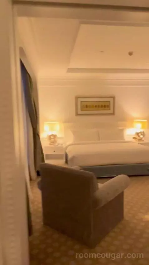 Club Suite with Partial Sea View with Complimentary Access To Executive Lounge Access, Afternoon Tea, Happy Hour and Two Bronze  bed picture #11