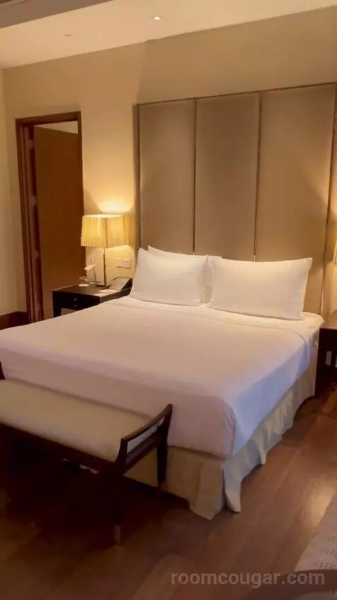 Premier Pool View Room (#512) bed picture #12