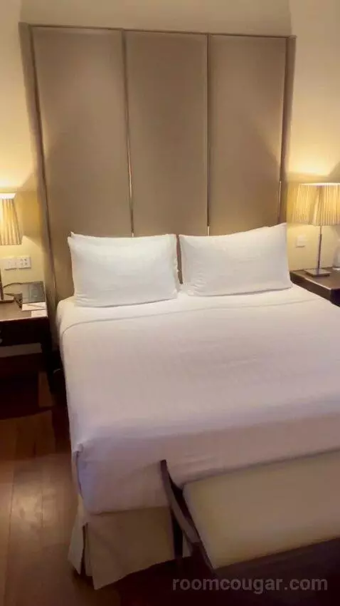 Premier Pool View Room (#512) bed picture #1