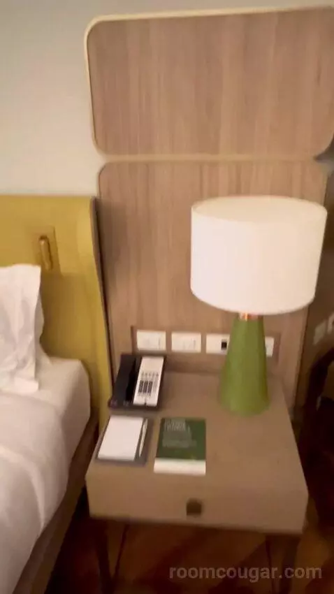 Fairmont Gold King Room with City View (#1334) bed picture #4