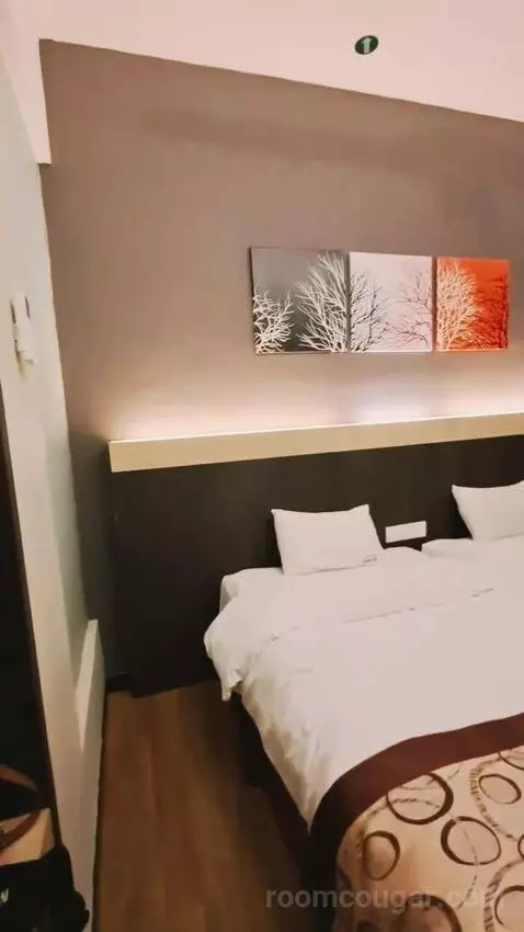 Suite (#167) bed picture #4