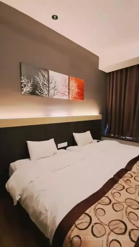 Suite (#167) bed picture #5