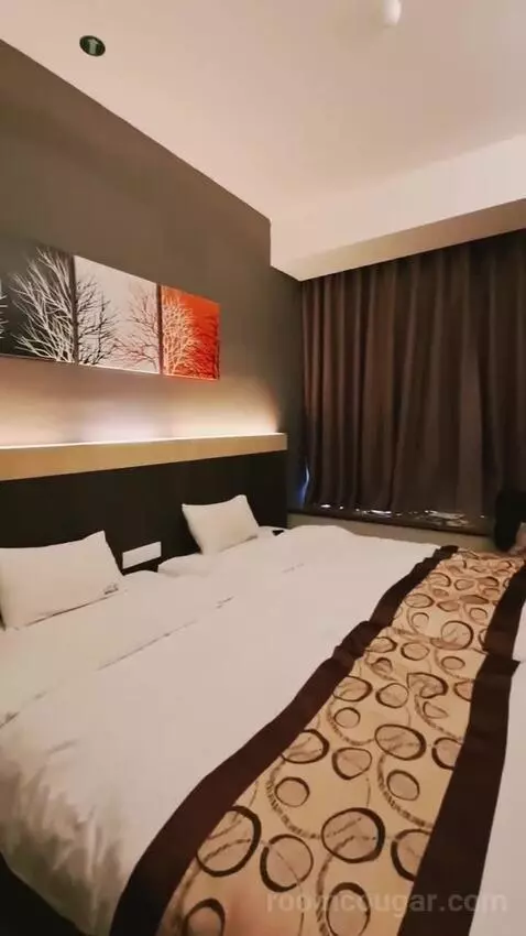 Suite (#167) bed picture #6
