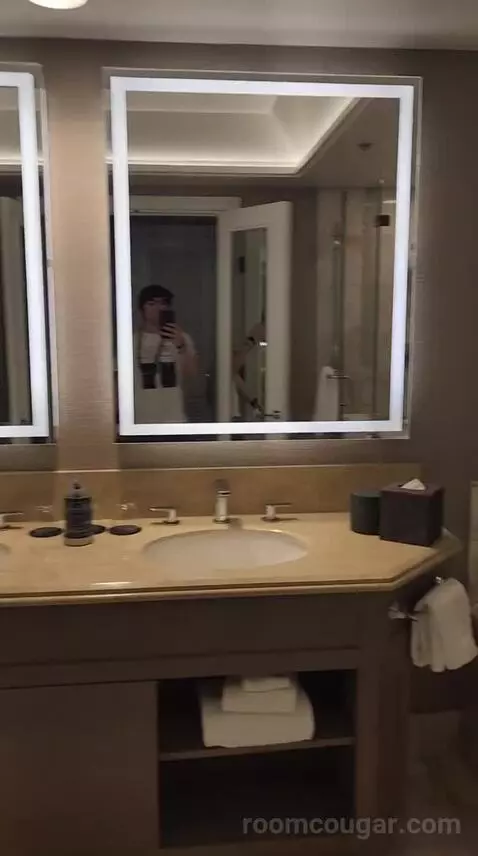 Deluxe Queen Room with Garden View (#433) bathroom picture #2