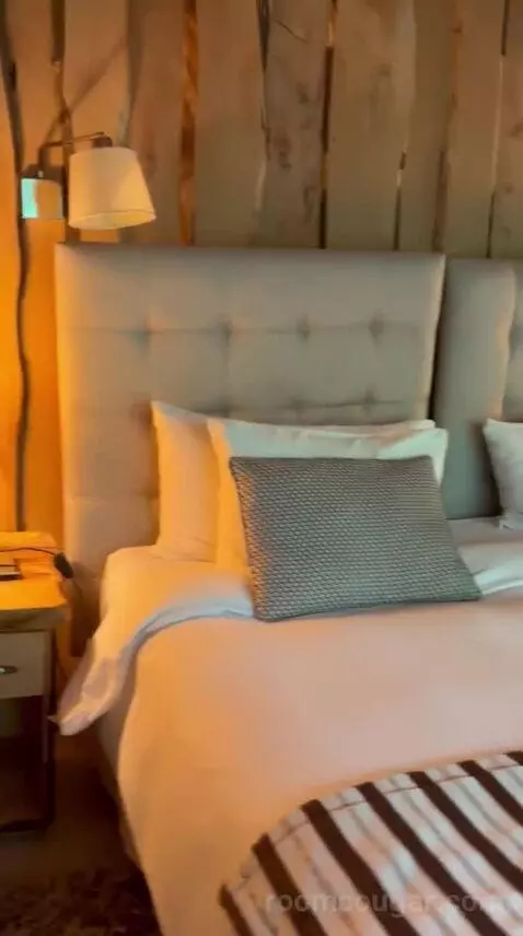 Suite (#102) bed picture #8