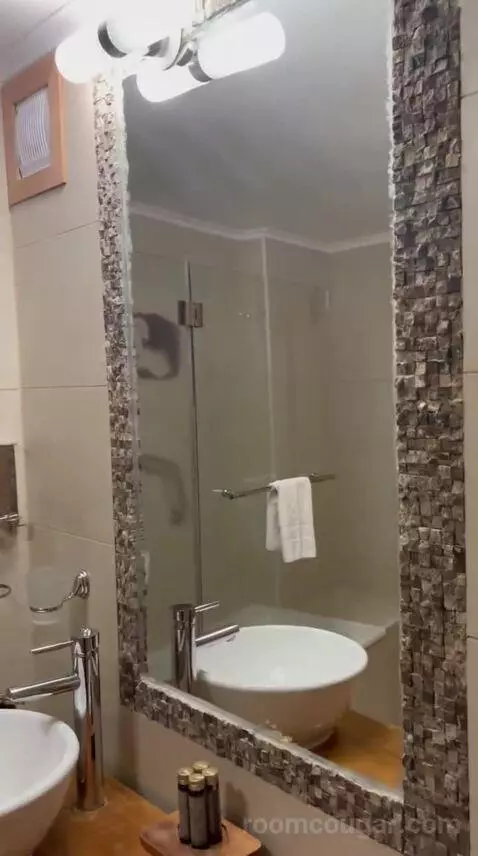 Suite (#102) bathroom picture #2