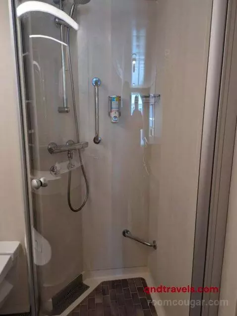 Balcony Cabin (Boardwalk In) bathroom picture #12