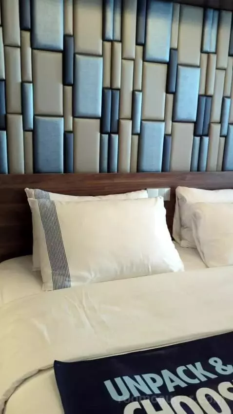 Suite (Excel Aft 95) bed picture #4