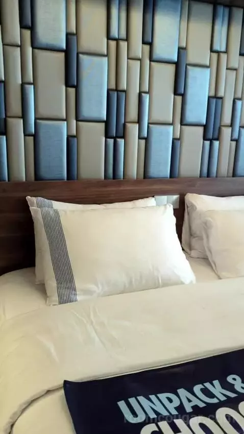 Suite (Excel Aft 95) bed picture #5