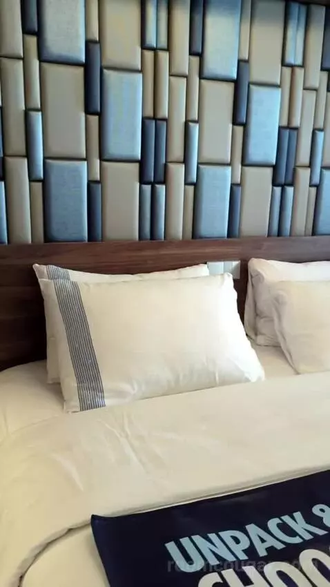 Suite (Excel Aft 95) bed picture #6