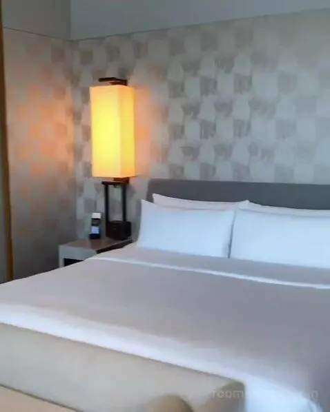 Premier King Room with City View (#34) bed picture #1