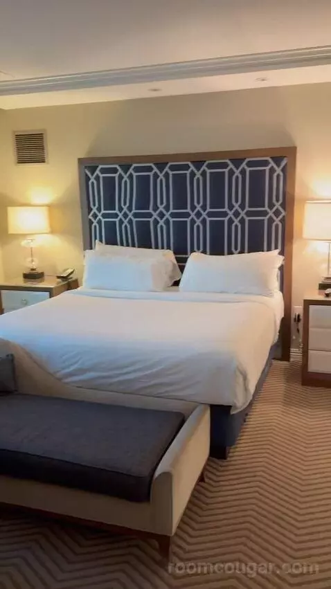 Premium King Suite (#2502) bed picture #1