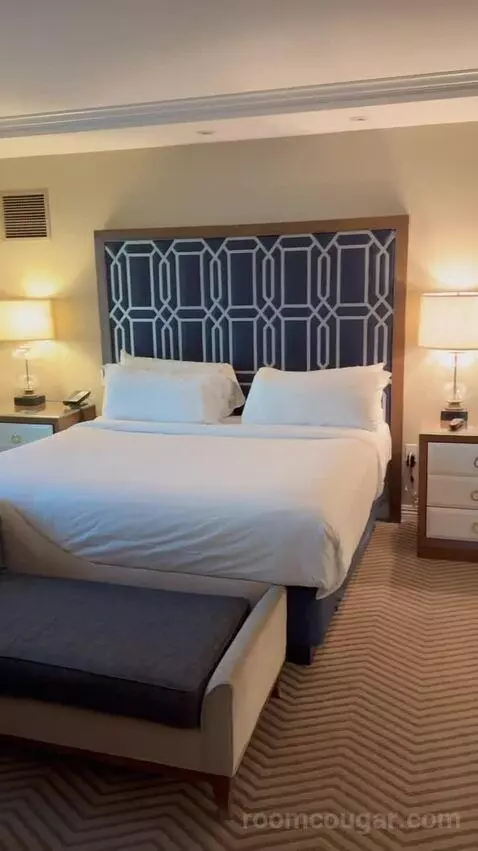 Premium King Suite (#2502) bed picture #2