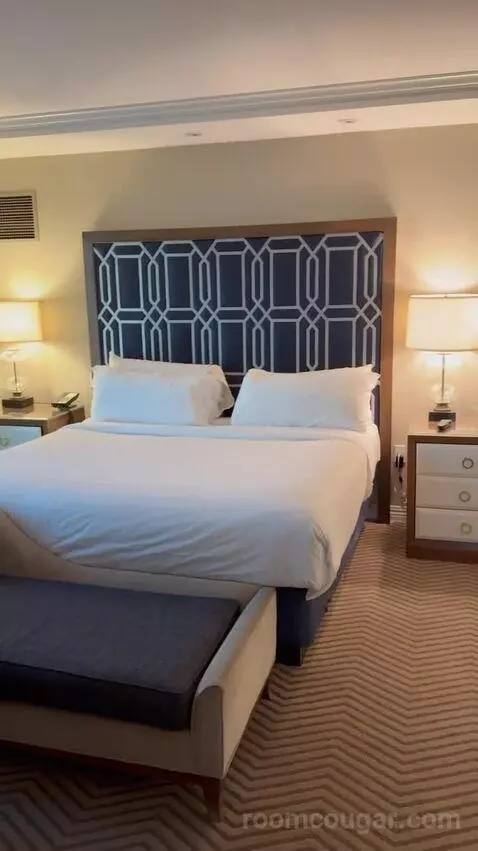 Premium King Suite (#2502) bed picture #3