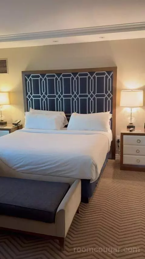 Premium King Suite (#2502) bed picture #4
